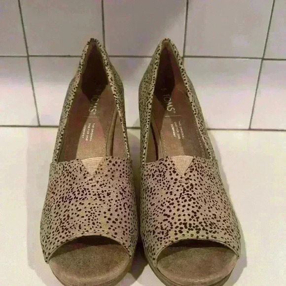 TOMS Leopard Brown Black Peep Toe Cork Like Wedges- Size 7 NWT - Picture 3 of 6